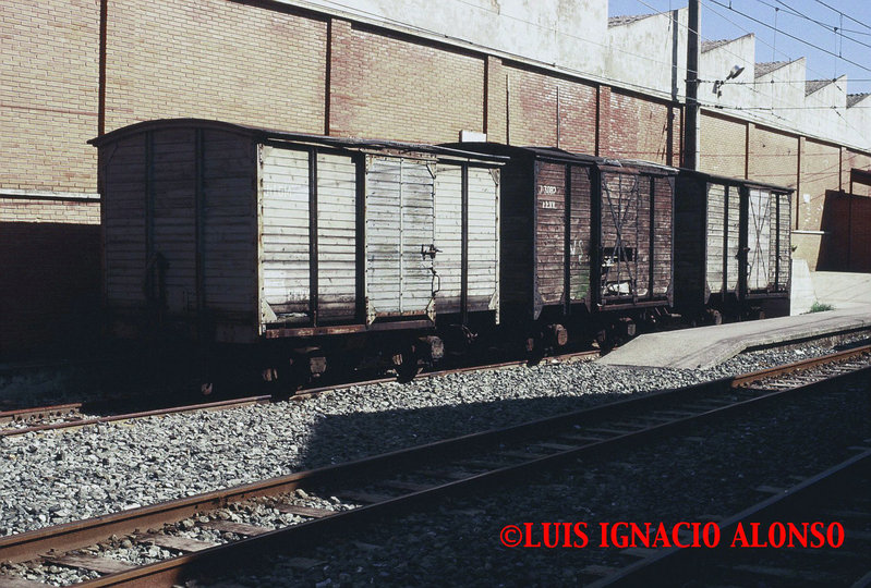 064  Vagones cerrados Jv 1014, Jv 3082 y J, en la estación de Gernika.jpg