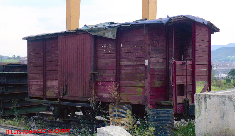 F-16-13A  Vagón cerrado de FV (¿K 408) apartado en Lasarte.jpg