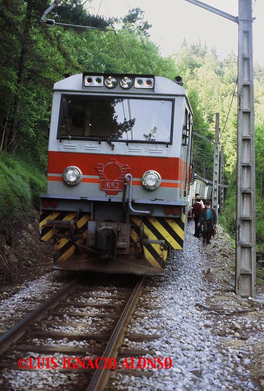 068  ALSTHOM 1652 a la cabeza del Transcantábrico, tras descarrilar en Zugastieta. (2-6-88).jpg