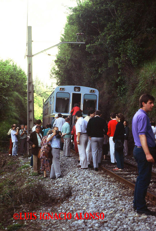 070  UT 3500 recogiendo a los viajeros tras el descarrilamiento del Transcantábrico en Zugastieta. (2-6-88)  .jpg