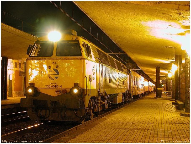 g62 333-040 con el Sur Expreso nº E313.  Irún, 7 de febrero de 2003.jpg