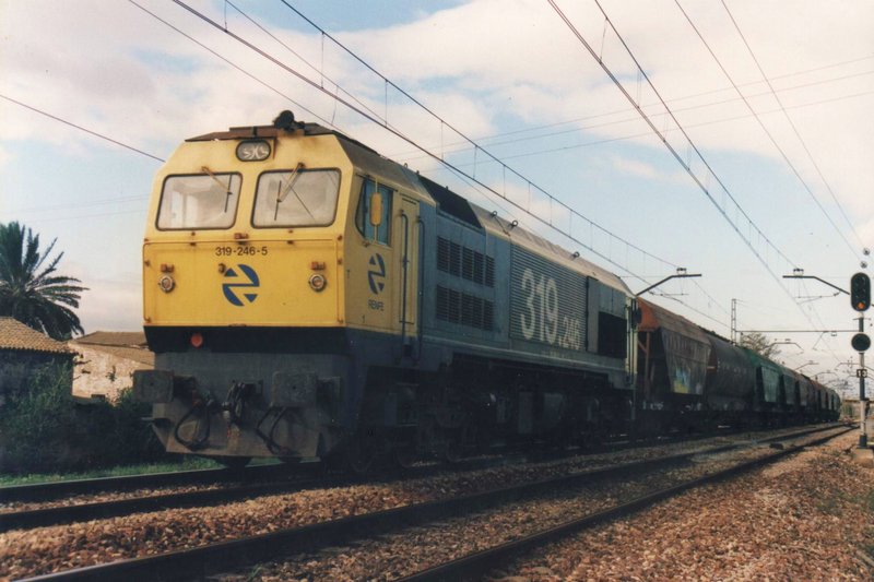 319-246, una ex-ave, sale de FSL con una lanzadera hacia Sagunto..jpg