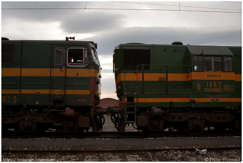 e161 319-029 y 319-062 estacionadas en Tarragona. 5 de febrero de 1988.jpg