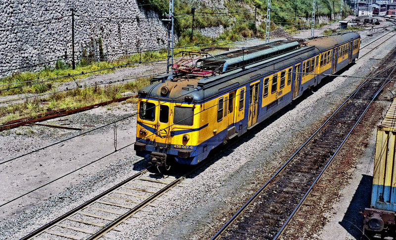 Regional Santander-Reinosa arrastrado por la UT 438-017 (motor). (Santander 21-7-87).jpg