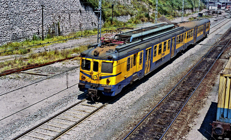 Regional Santander-Reinosa arrastrado por la UT 438-017 (motor). (Santander 21-7-87).jpg