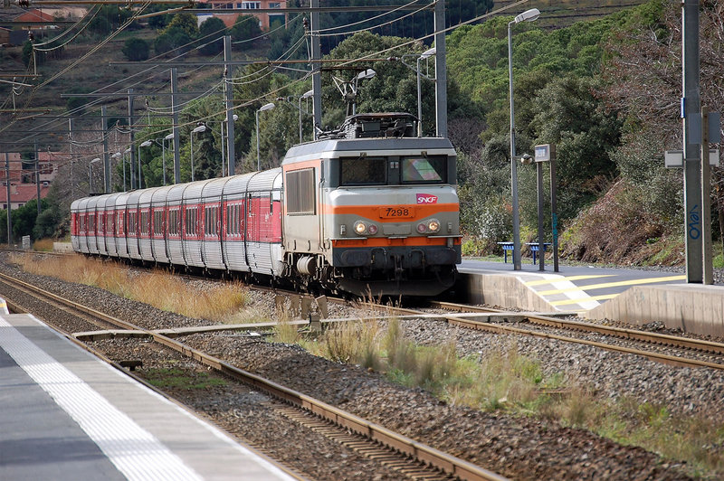 53-BB7200 remolcando una rama del Talgo III por Bnayuls sur mer,18-02-2007..jpg
