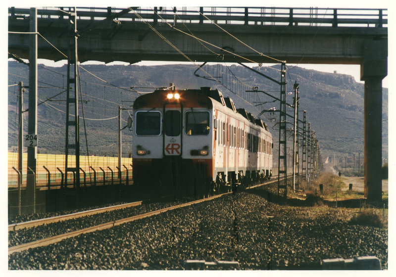 185-Regional 593-046 a su paso por Argamasilla de Calatrava,  09-1996..jpg
