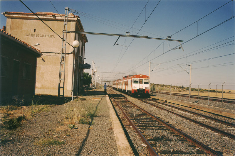 188-Regional 593 con destino Badajoz a su paso por Cañada de Cva, 08-1998..jpg