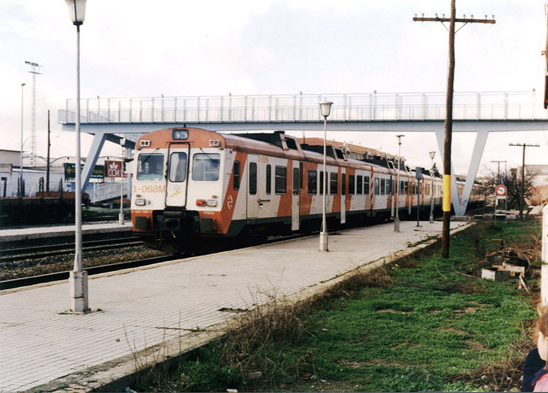 193-593-068 abandona la estación de Torrijos con destino Caceres, 04-1994..jpg