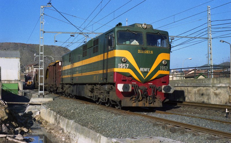 319-057 en la estación de Ortuella.jpg