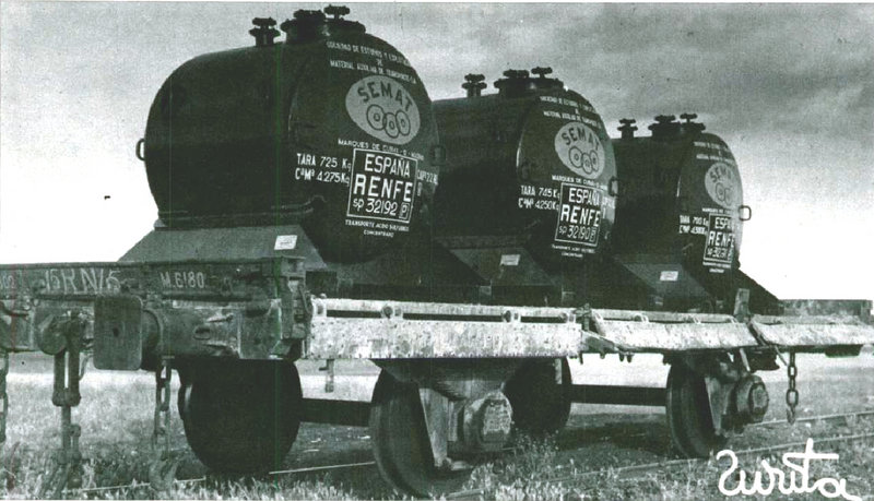Plataforma ejes con contenedores de liquidos SEMAT jul71.jpg