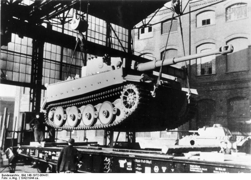 Bundesarchiv_Bild_146-1972-064-61,_Kassel,_Verladen_eines_Panzer_VI_'Tiger_I'.jpg