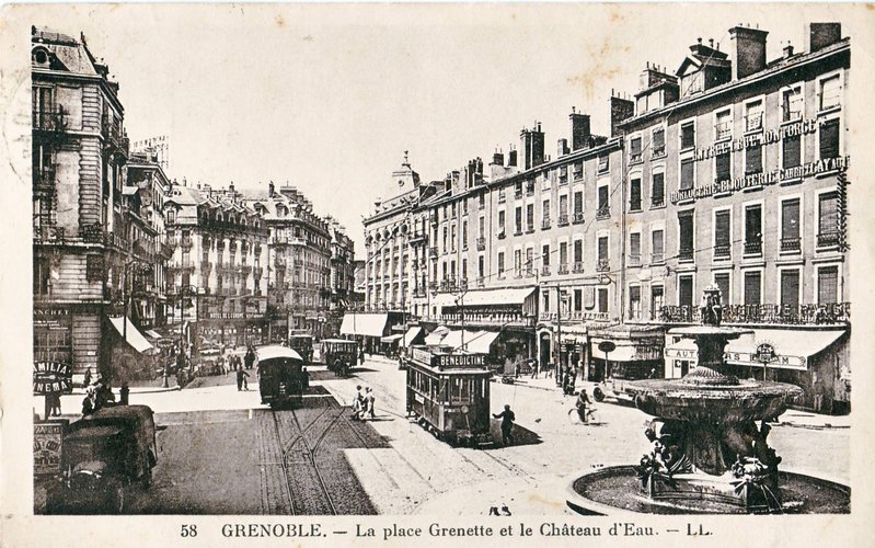 Grenoble_-_La_place_Grenette_et_le_Chateau_d'eau.JPG