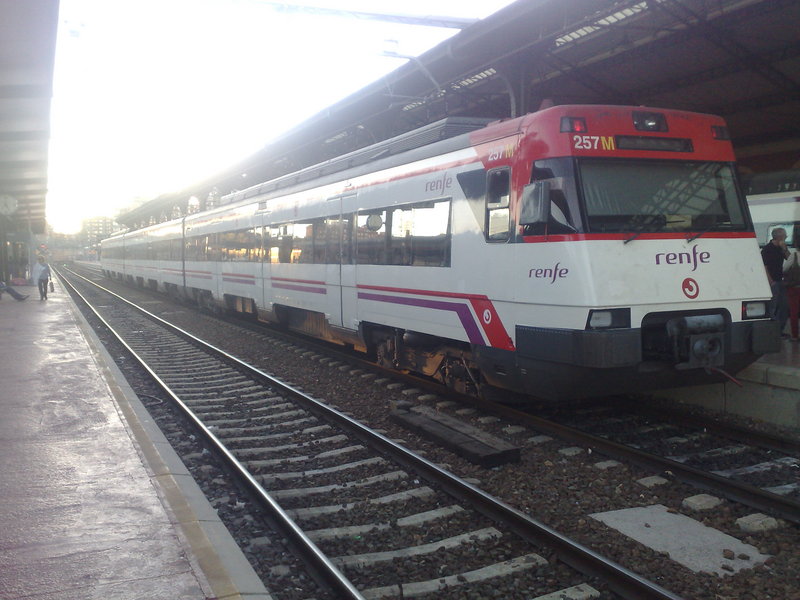 cercanias saliendo de la estacion de valladolid.jpg