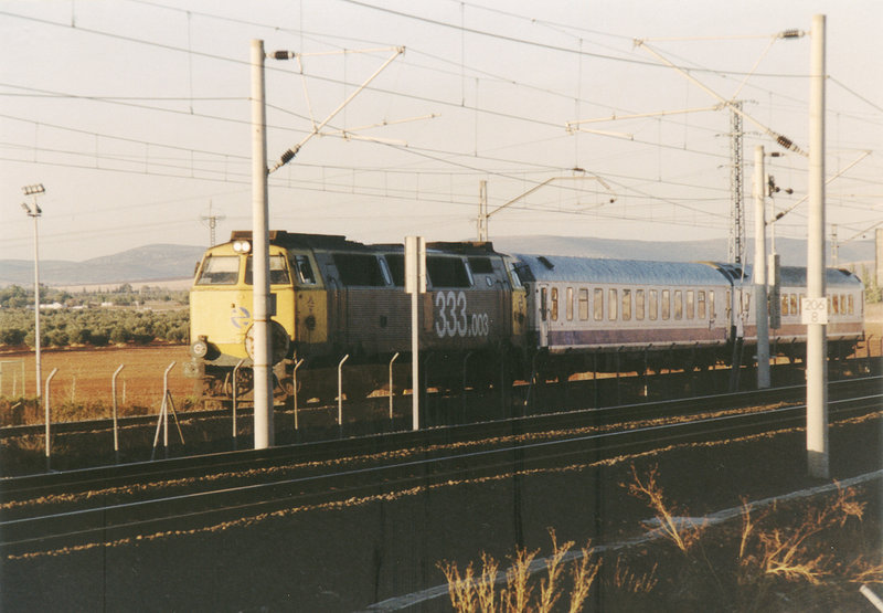 117-Diurno Garcia Lorca encabezado por la 333-003, Puertollano 06-1995..jpg