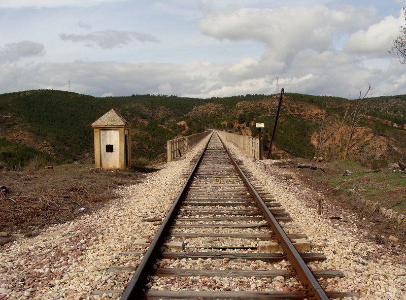 22-03-2009 Valencia-Utiel-Cuenca, traviesa hormigon, viaducto y caseta.jpg