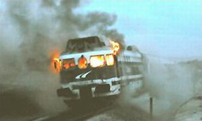 203-Locomotora diesel 354-005 ardiendo debido al bloqueo de un eje.jpg
