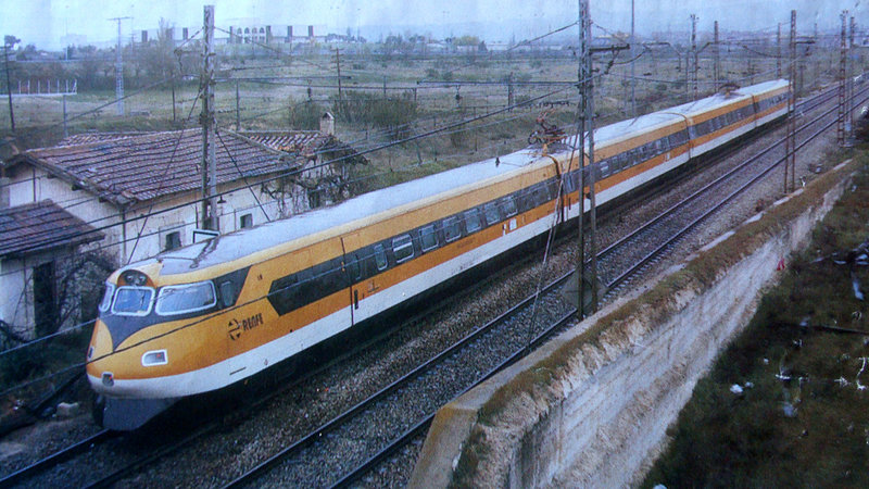 204-Electrotren basculante 443 cubriendo el serv. Murallas de Avila 27-04-86..jpg