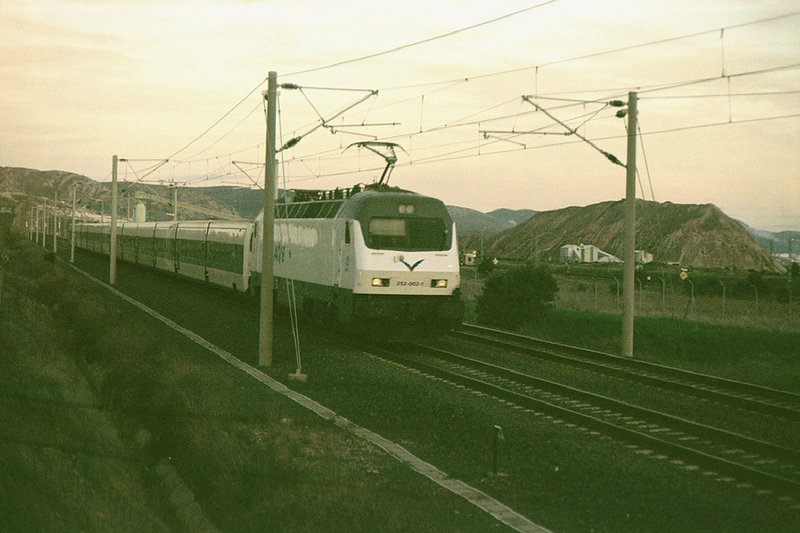 47-252.002 arrastrando el Talgo 200 a Malaga al anochecer, la Nava Puertollano..jpg