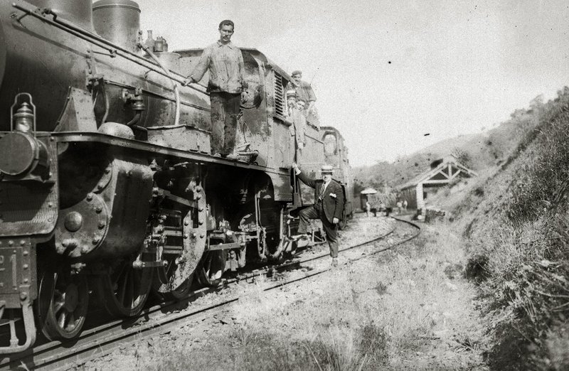 GRUPO DE PERSONAS SUBIDAS A UNA LOCOMOTORA 1918.jpg