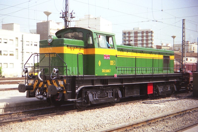 e129 La Eurofima 10706 (307-006) espera al ralentí para efectuar la salida de vía 5 de Castellón, 1986..jpg