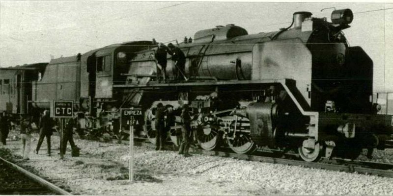 Renfe Mikado 141 F 2111 toma de agua y limpieza en la estación de Astorga tras atravesar los túneles de la rampa de Brañuelas.jpg