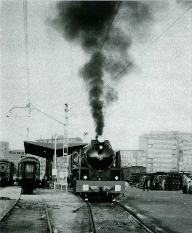 Renfe Mikado 141 F 2111 resoplando en Valladolid a punto de salir con un Tren Histórico a La Fuente de San Esteban.jpg
