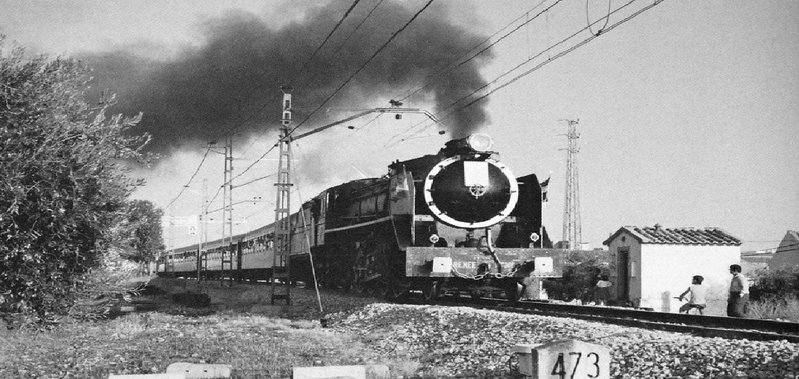 Renfe Mikado 141 F 2416 remolcando un tren histórico de Córdoba a Sevilla-Plaza de Armas en Octubre de 1984.jpg