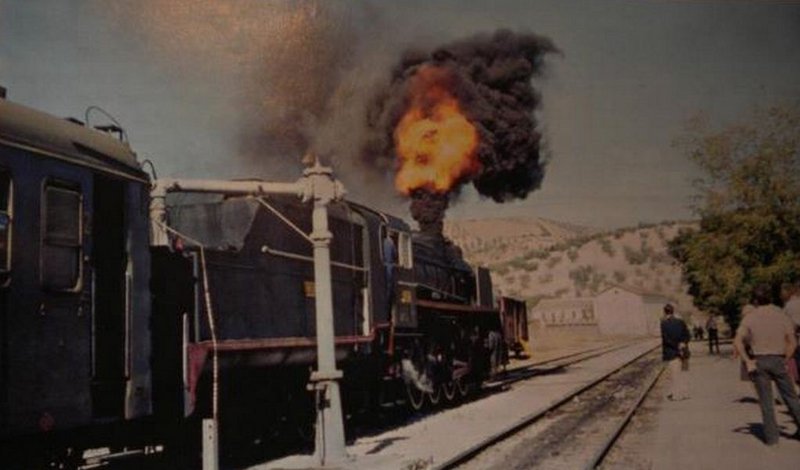 Renfe Mikado 141 F 2416 remolcando un tren histórico en Octubre de 1984.jpg