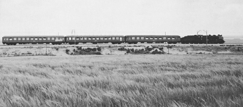 Renfe Mikado 141 F 2413 circulando con un tren histórico entre Valladoldi y Medina del Campo el 8 de Junio de 1985.png