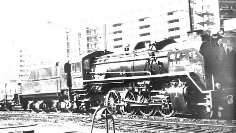 Renfe Mikado 141 F 2413 estacionada en Valencia anets de remolcar un tren histórico con motivo del 125 aniversario del Ferrocarril Valencia-Jativa.JPG