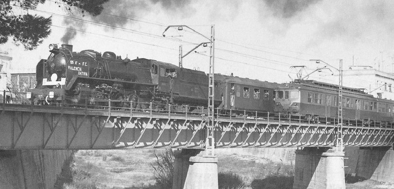 Renfe Mikado 141 F 2413 pasando por el puente de la Rambla de Algemesi en el recién electrificado tramo Játiva-Alcázar de San Juan.jpg