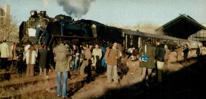 Renfe Mikado 141 F 2111 en Madrid Delicias resoplando con un tren histórico entre Madrid y Talavera de La Reina con motivo del Centenario del MCP.jpg