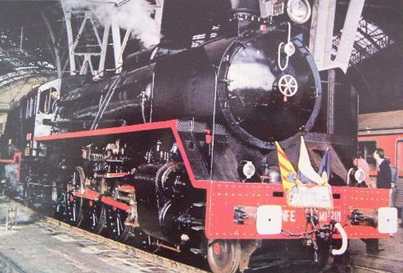 Renfe Mikado 141 F 2111 con un tren conmemorativo del Centenario del Ferrocarril a Figueras en Octubre de 1977.JPG