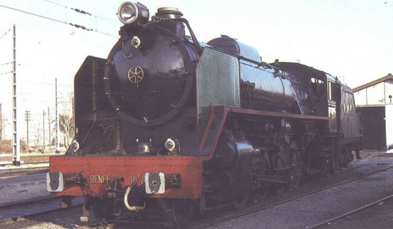 Renfe Mikado 141 F 2111 en una cochera de Madrid Delicias.JPG