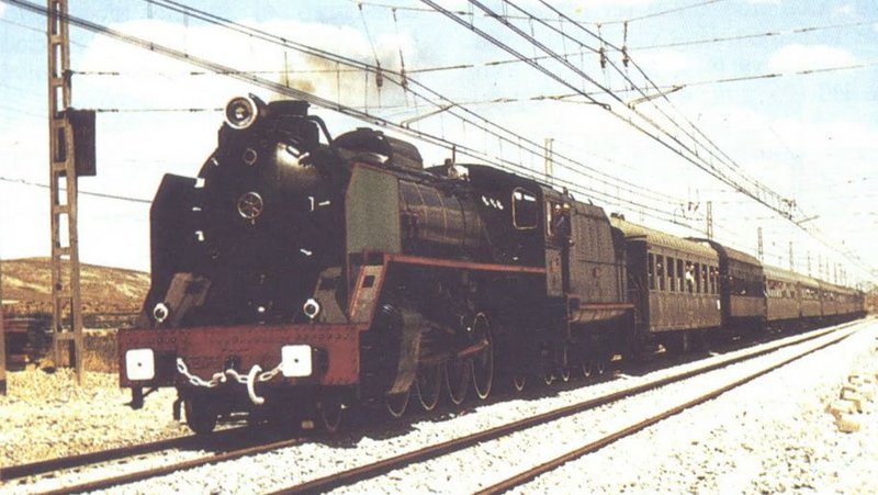 Renfe Mikado 141 F 2111 remolcando el primer Tren de la Fresa el 27 de Mayo de 1984.JPG