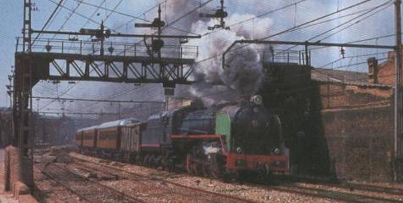 Renfe Mikado 141 F 2413 remolcando un tren con costas de Barcelona a Calella por 1986.JPG