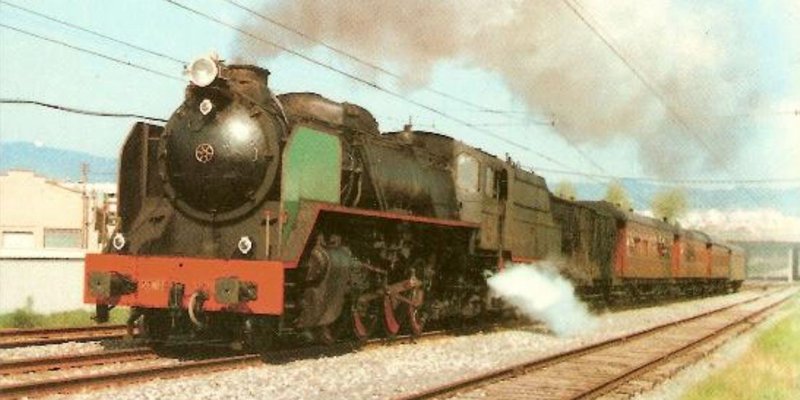 Renfe Mikado 141 F 2413 remolcando un tren con costas de San Andrés Condal a Pueblo Nuevo.JPG