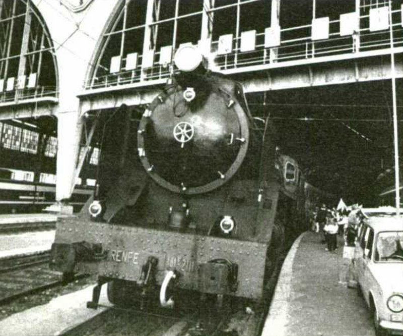 Renfe Mikado 141 F 2111 en la estación de Barcelona Francia con motivo del 4 aniversario de un programa infantil de RNE celebrado el 27 de Mayo de 1987.jpg