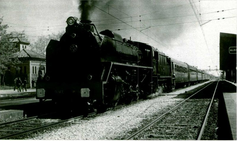 Renfe Mikado 141 F 2111 con un tren especial en la estación de Algodor.jpg