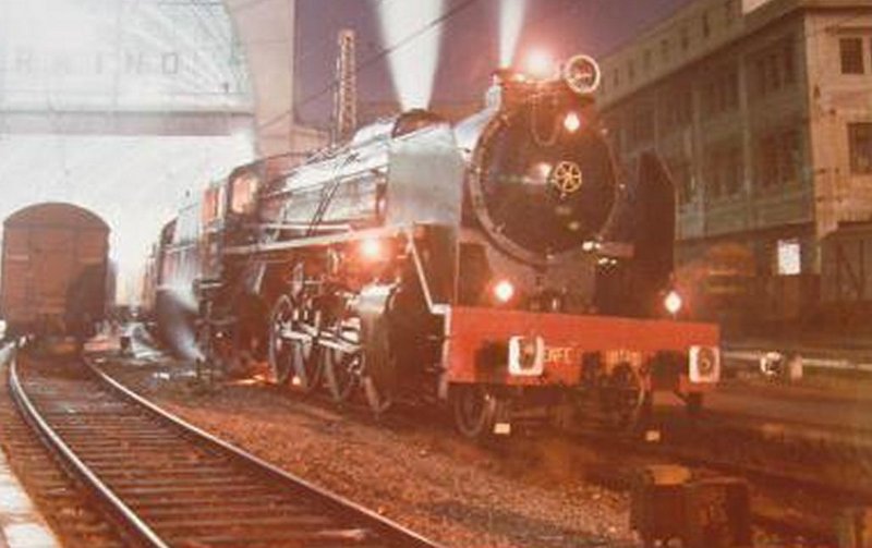 Mikado 2111 saliendo de madrugada de la estación de Francia el 14 de Octubre de 1984.JPG