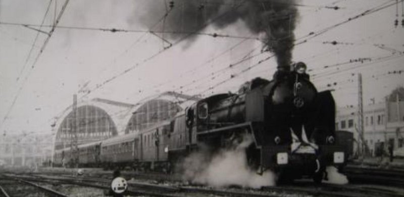Renfe Mikado 141 F 2111 con un tren conmemorativo del Centenario del Ferrocarril a Figueras en Octubre de 1977 saliendo de Barcelona Francia.JPG