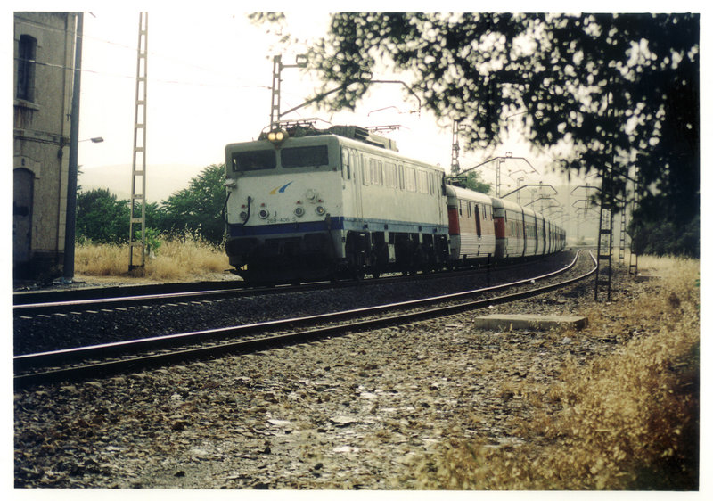 97-Talgo 3 a Almeria encabezado por la 269-406 pasando por la estación de las Correderas.jpg