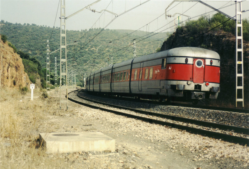 99-Vista trasera del Talgo 3 camino a Andalucia, Las Correderas.jpg