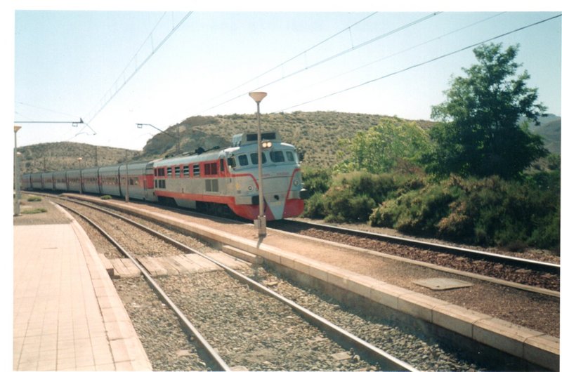 TALGO III POR LA ESTACION DE BENAHADUX.jpg