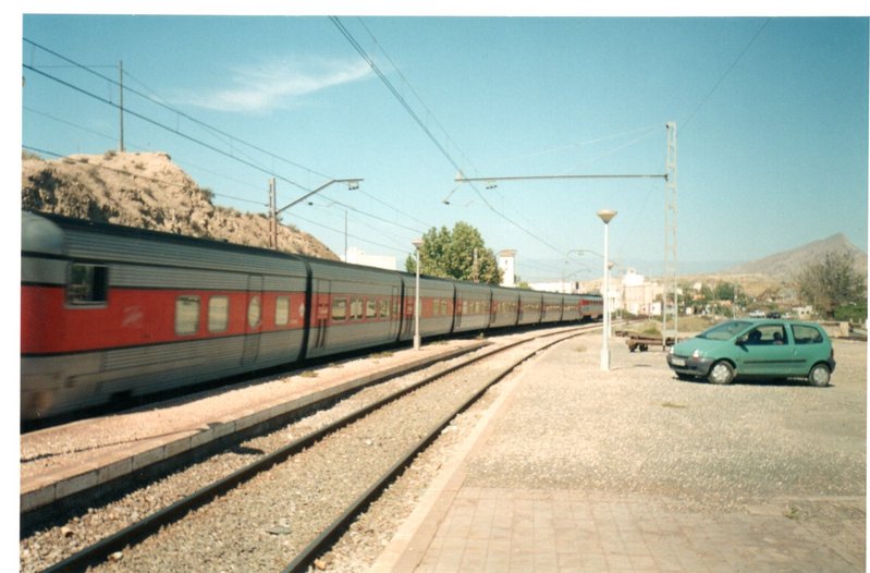 TALGOIII A SU PASO POR LA ESTACION DE BENAHADUX.jpg