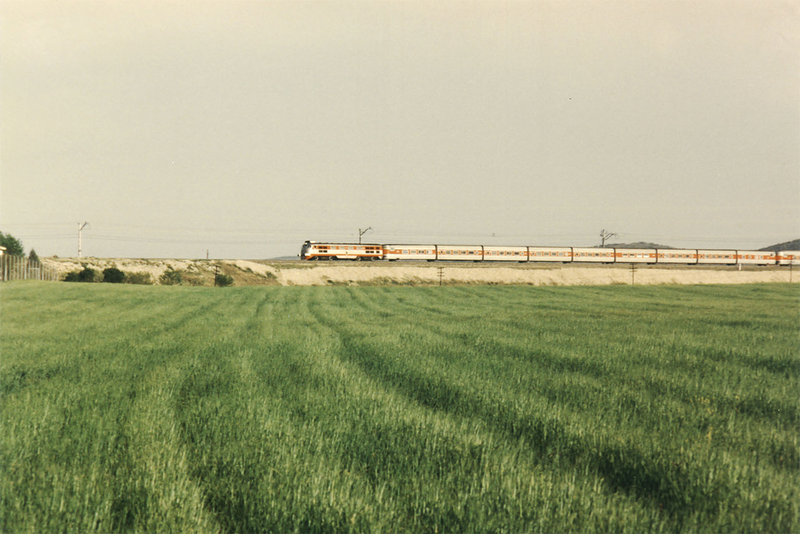 23-Talgo 3 encabezado por la 2006-T pasando por Santa Cruz de Mudela, Abril de 1994..jpg