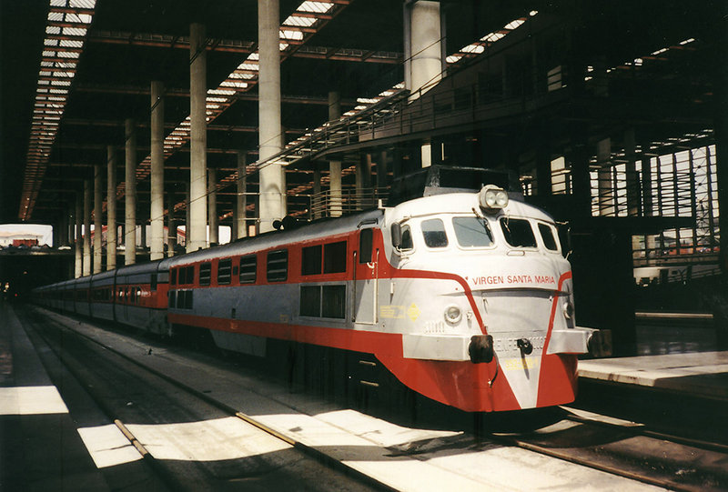 24-La 2006T con el Talgo 3 estacionado en Madrid-Atocha, 08-1998..jpg