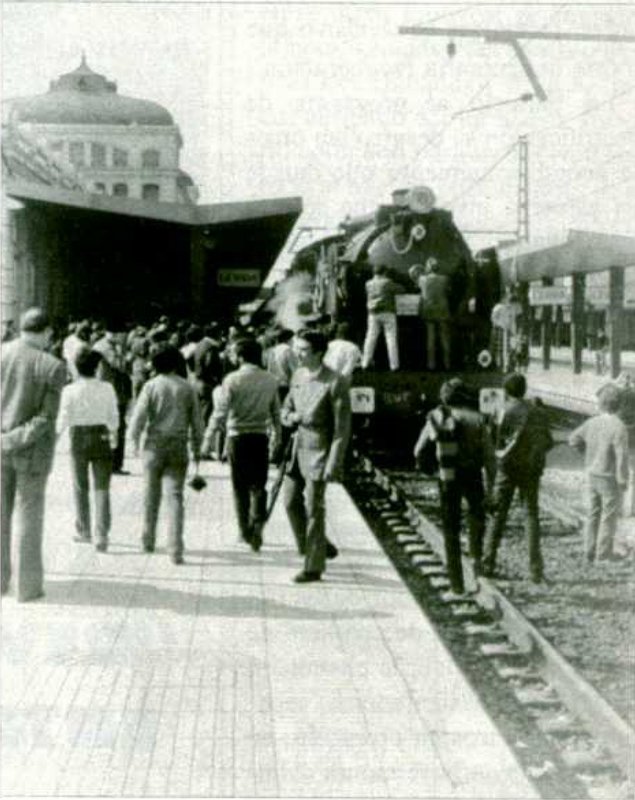 Renfe Mikado 141 F 2413 con un tren histórico en la estación de Lérida.jpg