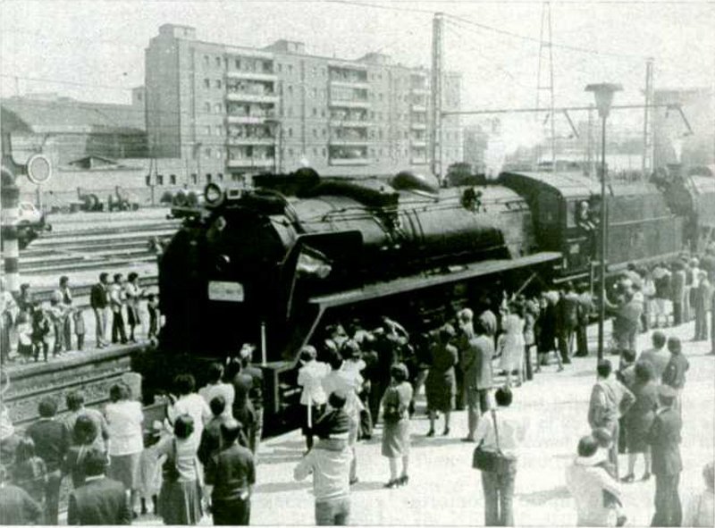 Renfe Mikado 141 F 2413 con un tren histórico estacionada en Lérida.jpg
